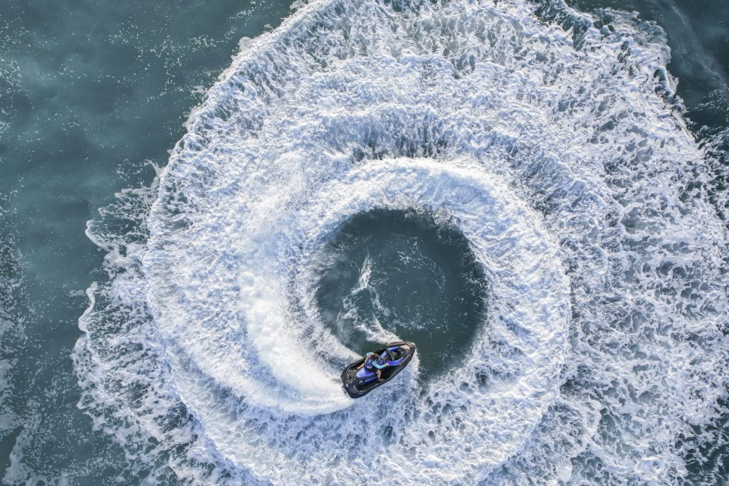 Sea Doo waterscooter draait een bocht