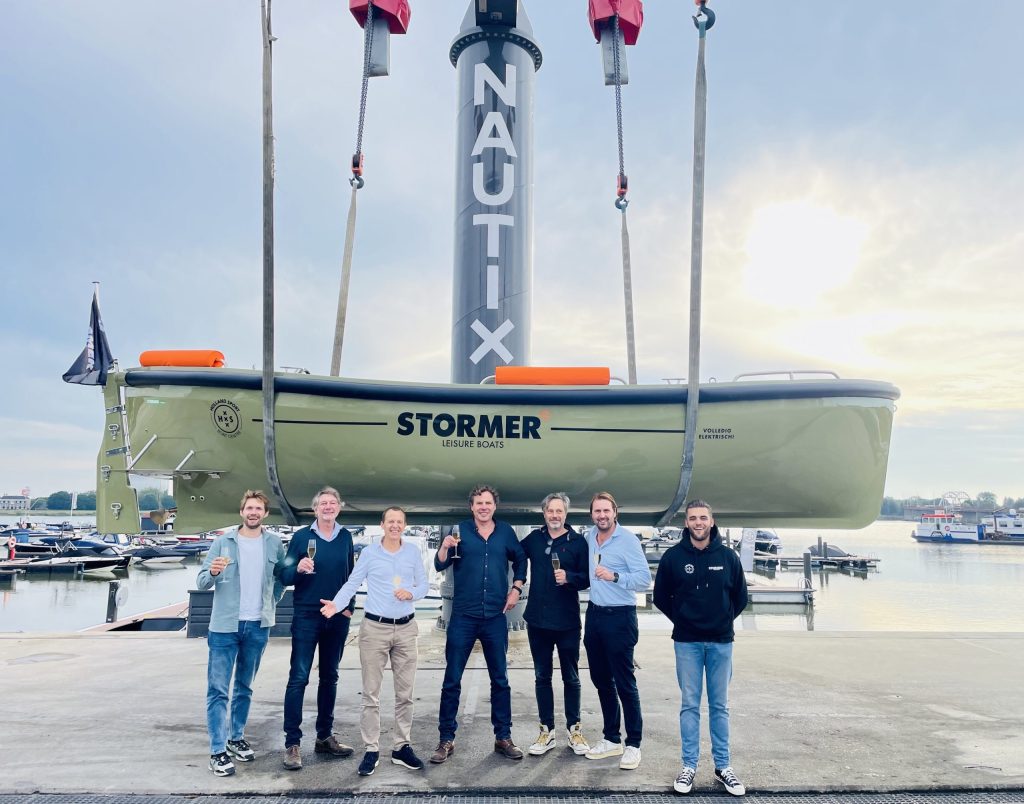 mensen voor een Stormer boot op een botenkraan bij Nautix