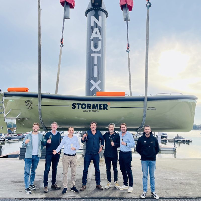 mensen voor een Stormer boot op een botenkraan bij Nautix