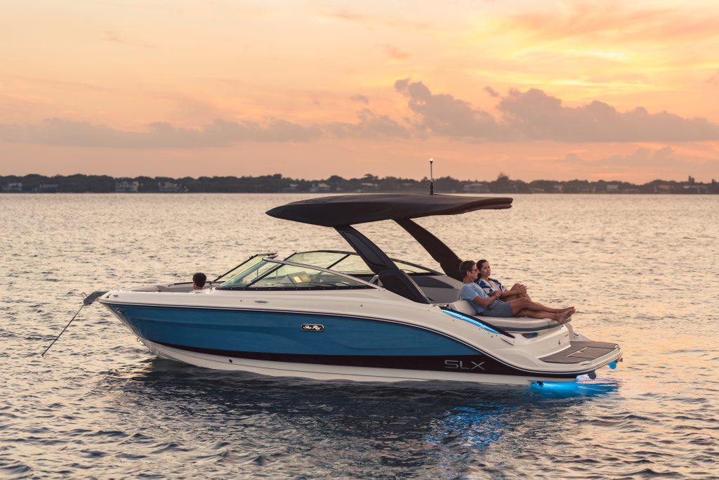 Hiswa Te Water 2025 9 2025 SLX 260 SLX260 lifestyle port stern family transom sunpad underwater accent lighting 04013